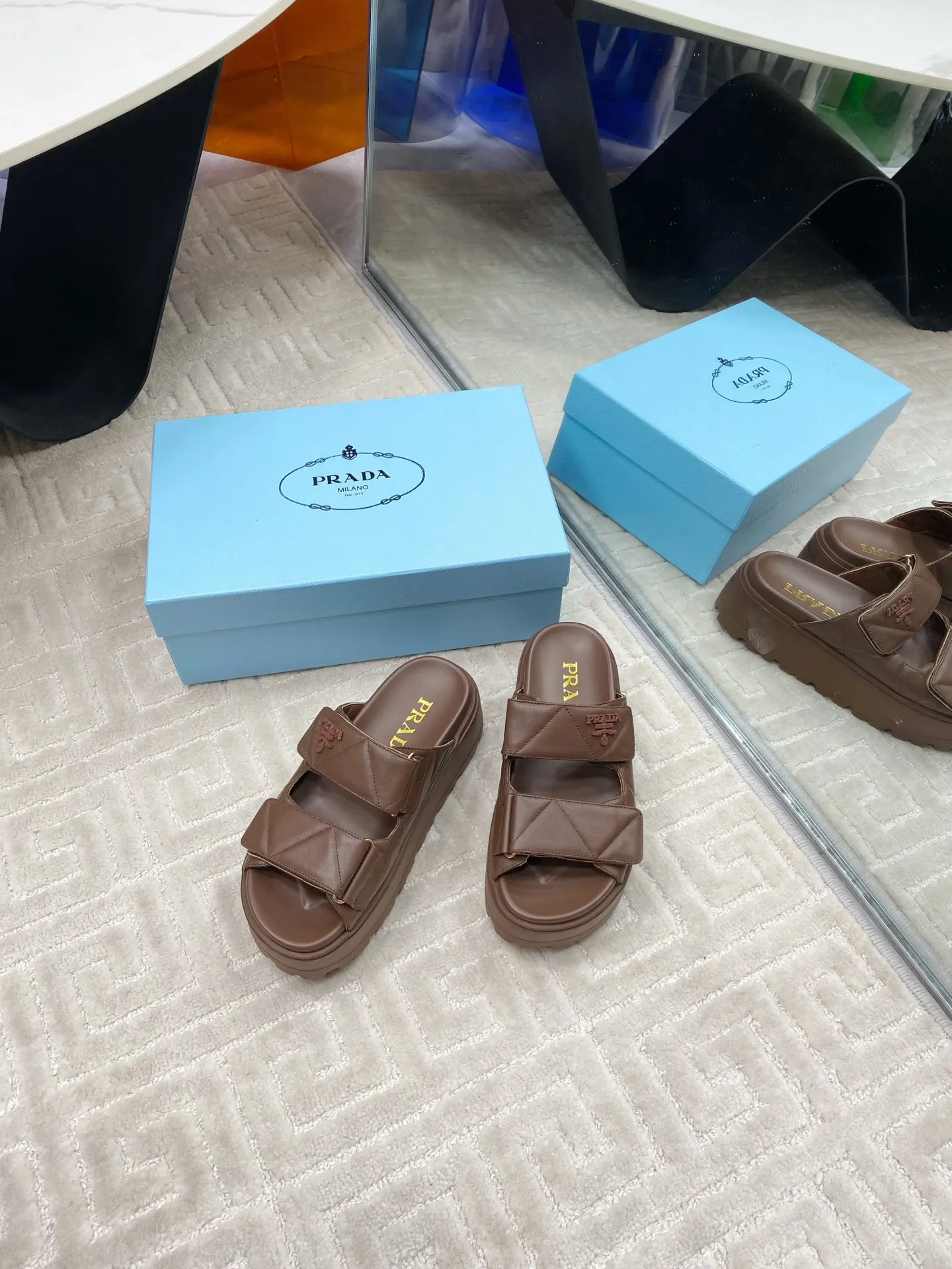 👟👟Ex-factory price 580👟👟 Prada Prada 2025 spring and summer new sandals Roman thick-soled Velcro sandals slippers The latest catwalk style, classic upgrades Comfort and fashionability coexist Each color combination looks good, and the design matches different style needs Upper: Original customized cowhide Lining: Original customized sheepskin lining, cowhide Foot pads Outsole: Original open-molded anti-slip outsole Shoe size: 35-40